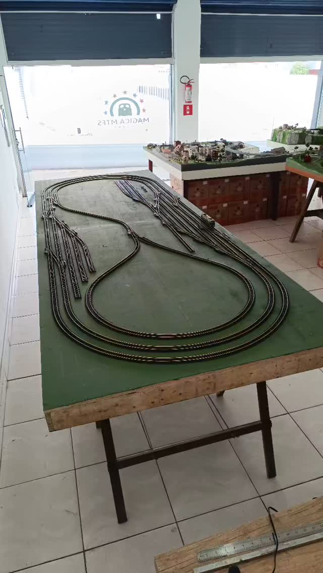 Trecho de maquete ferroviária com detalhes de decoração