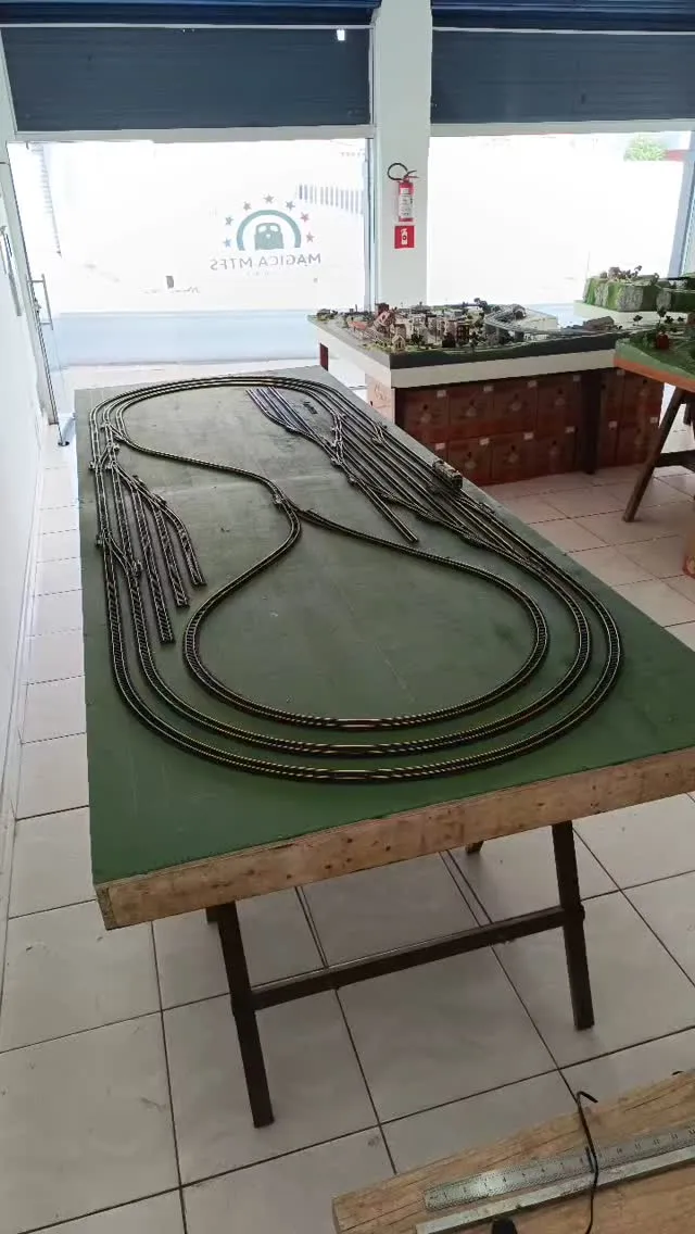 Trecho de maquete ferroviária com detalhes de decoração